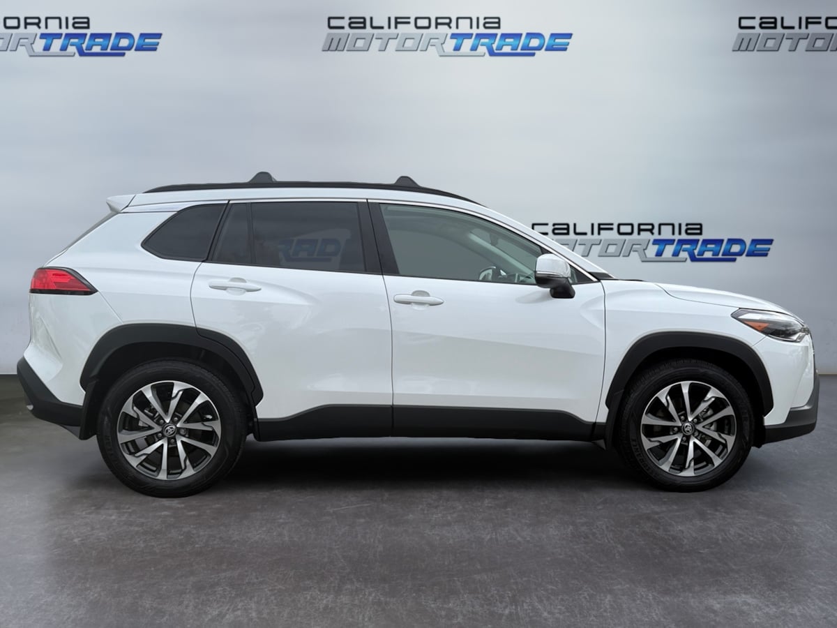 2024 Toyota Corolla Cross XLE photo 4