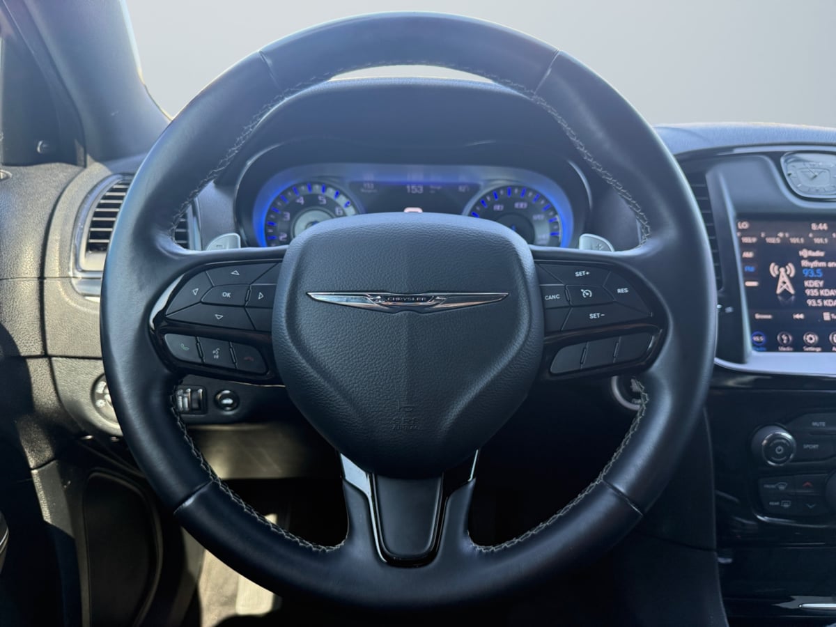 2018 Chrysler 300 photo 11