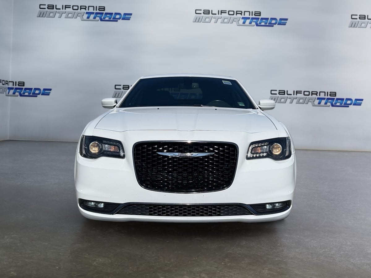 2018 Chrysler 300 photo 2
