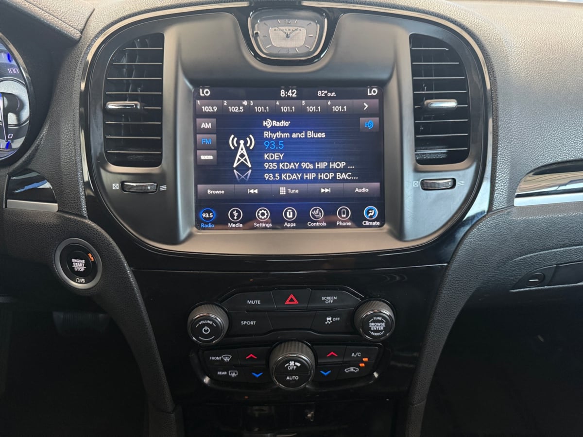 2018 Chrysler 300 photo 13