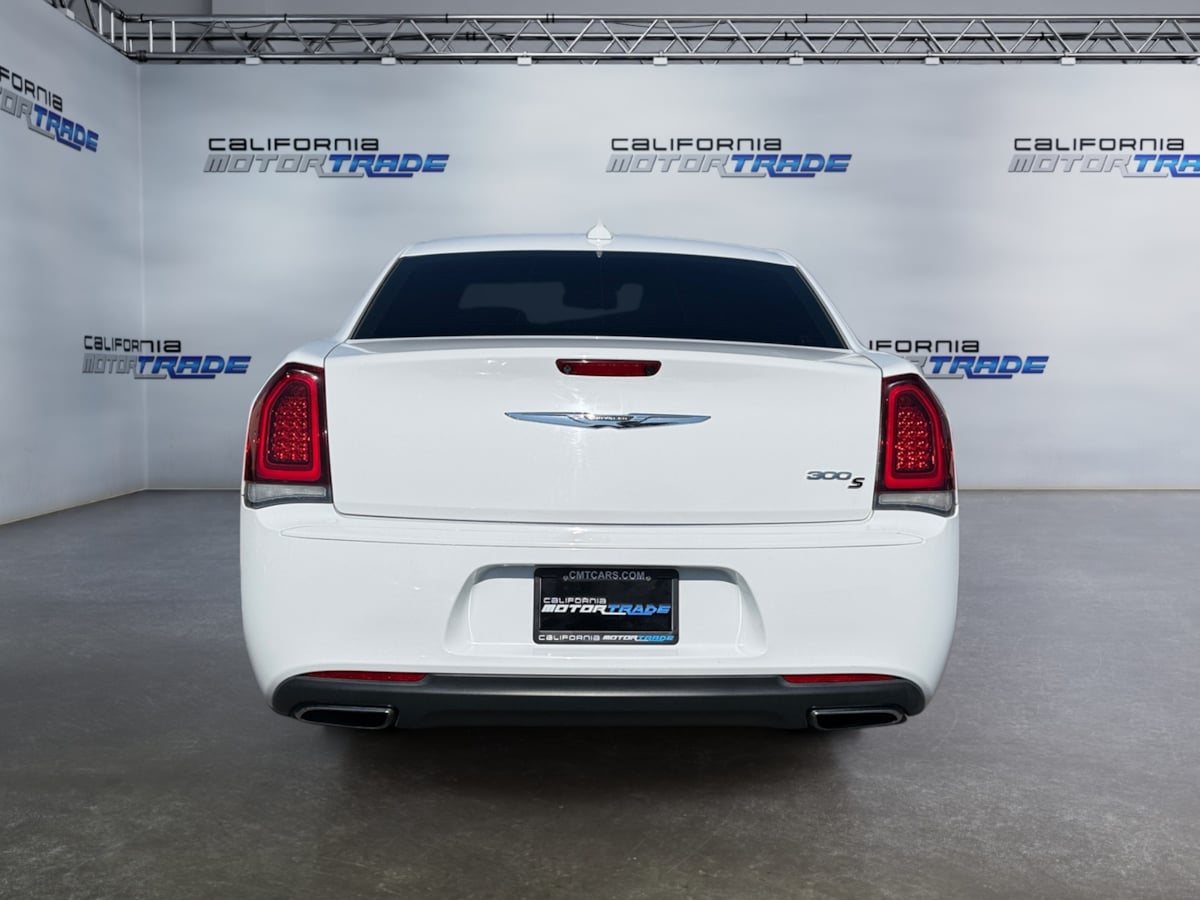 2018 Chrysler 300 photo 6