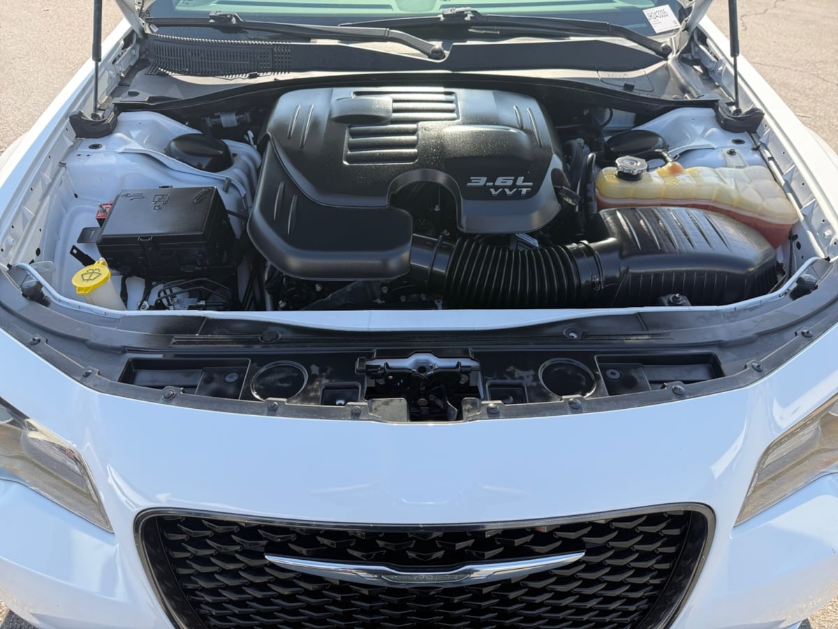 2018 Chrysler 300 photo 19