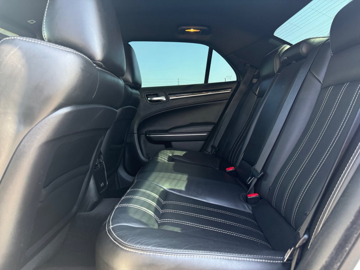 2018 Chrysler 300 photo 16