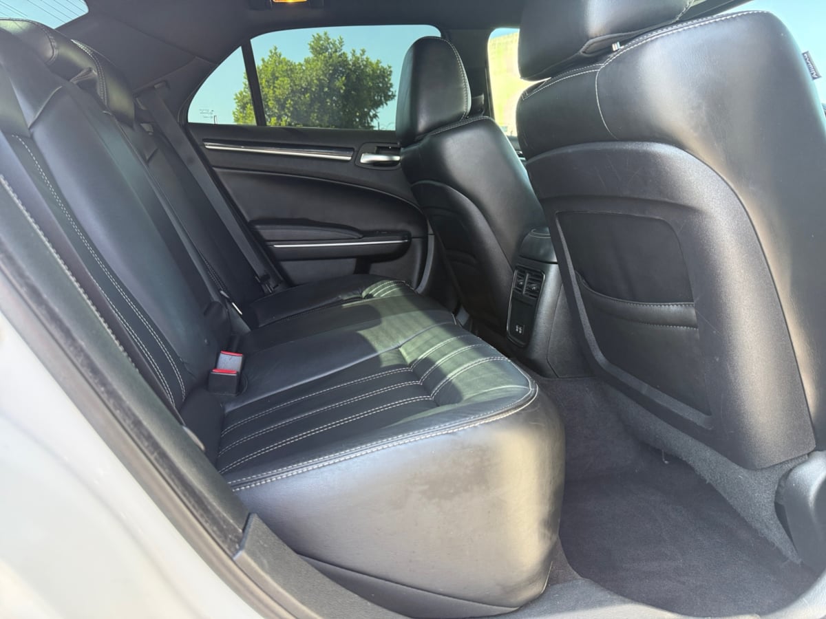 2018 Chrysler 300 photo 17