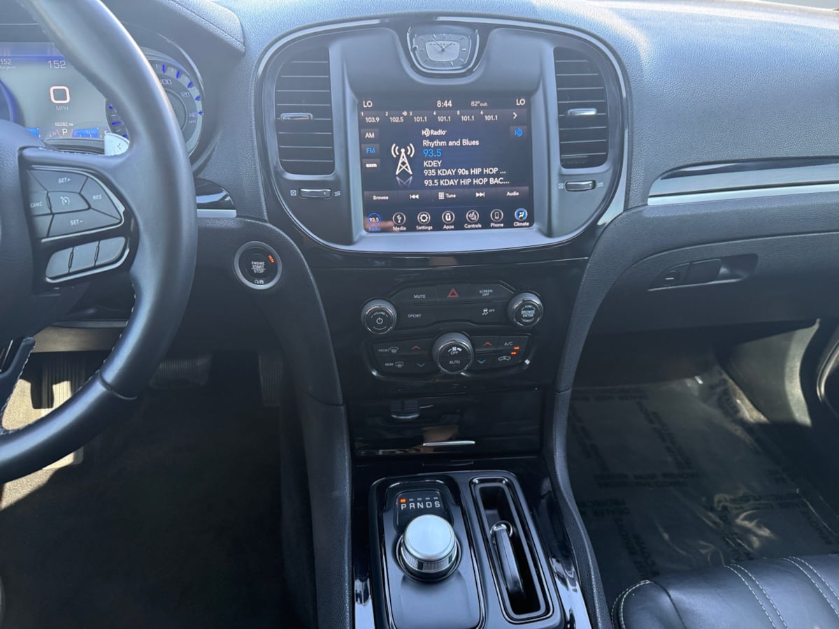2018 Chrysler 300 photo 10