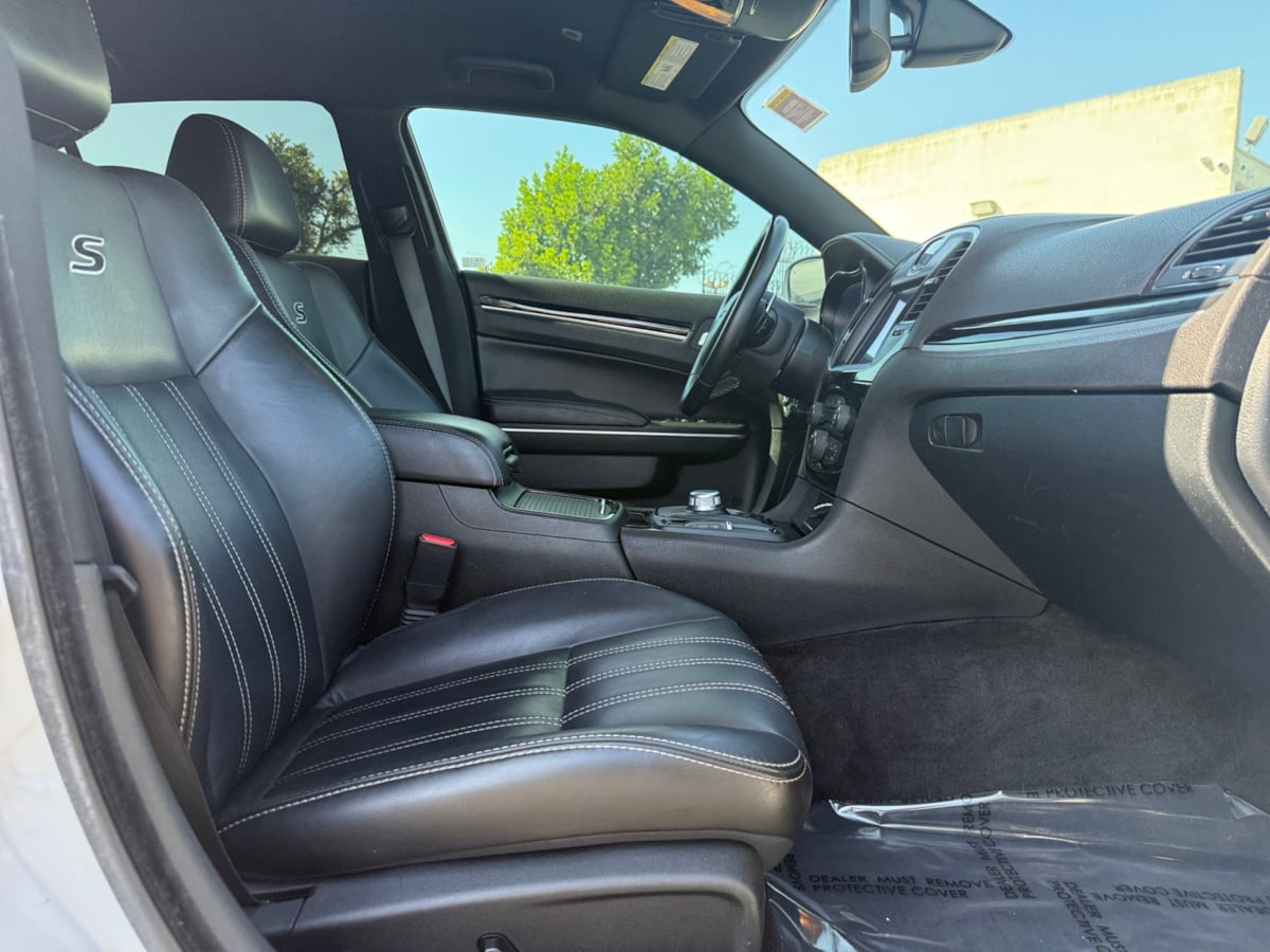 2018 Chrysler 300 photo 18