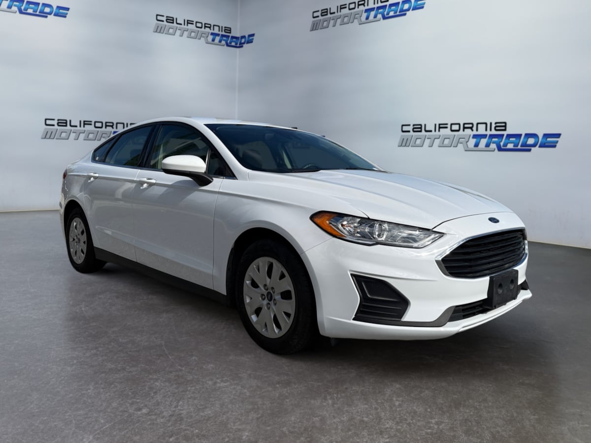 2020 Ford Fusion S photo 3