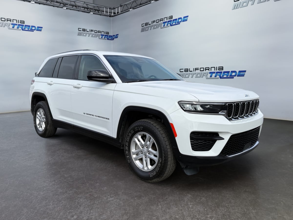2023 Jeep Grand Cherokee Laredo Altitude photo 3