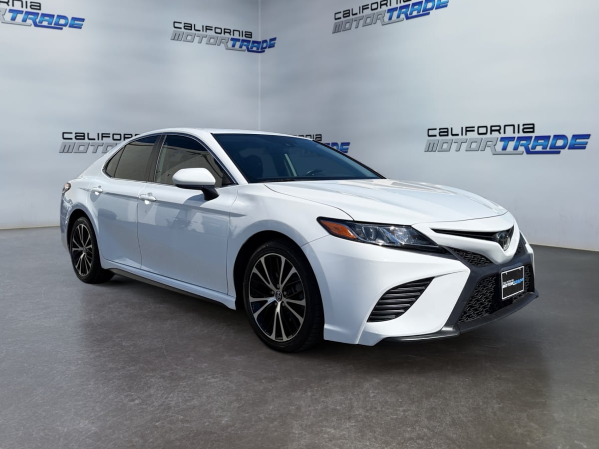 2020 Toyota Camry SE photo 3