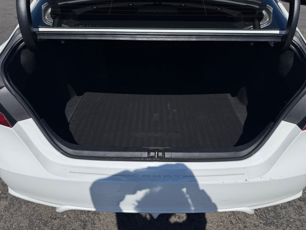 2020 Toyota Camry SE photo 19