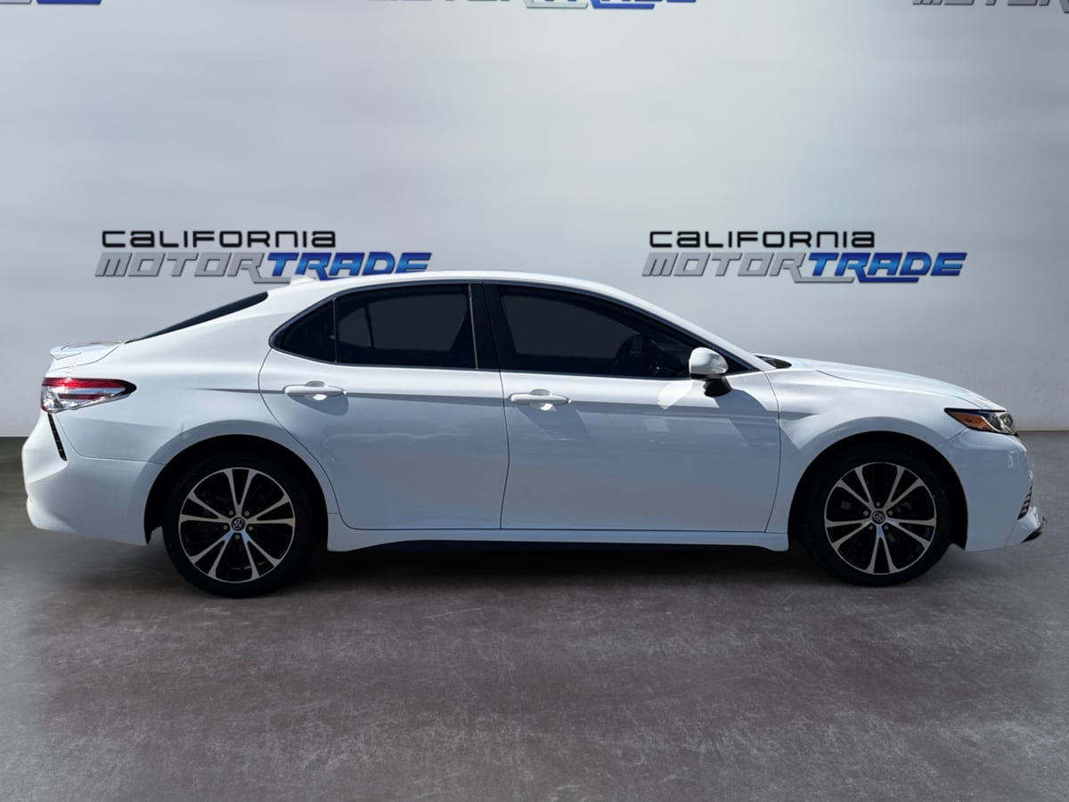 2020 Toyota Camry SE photo 4
