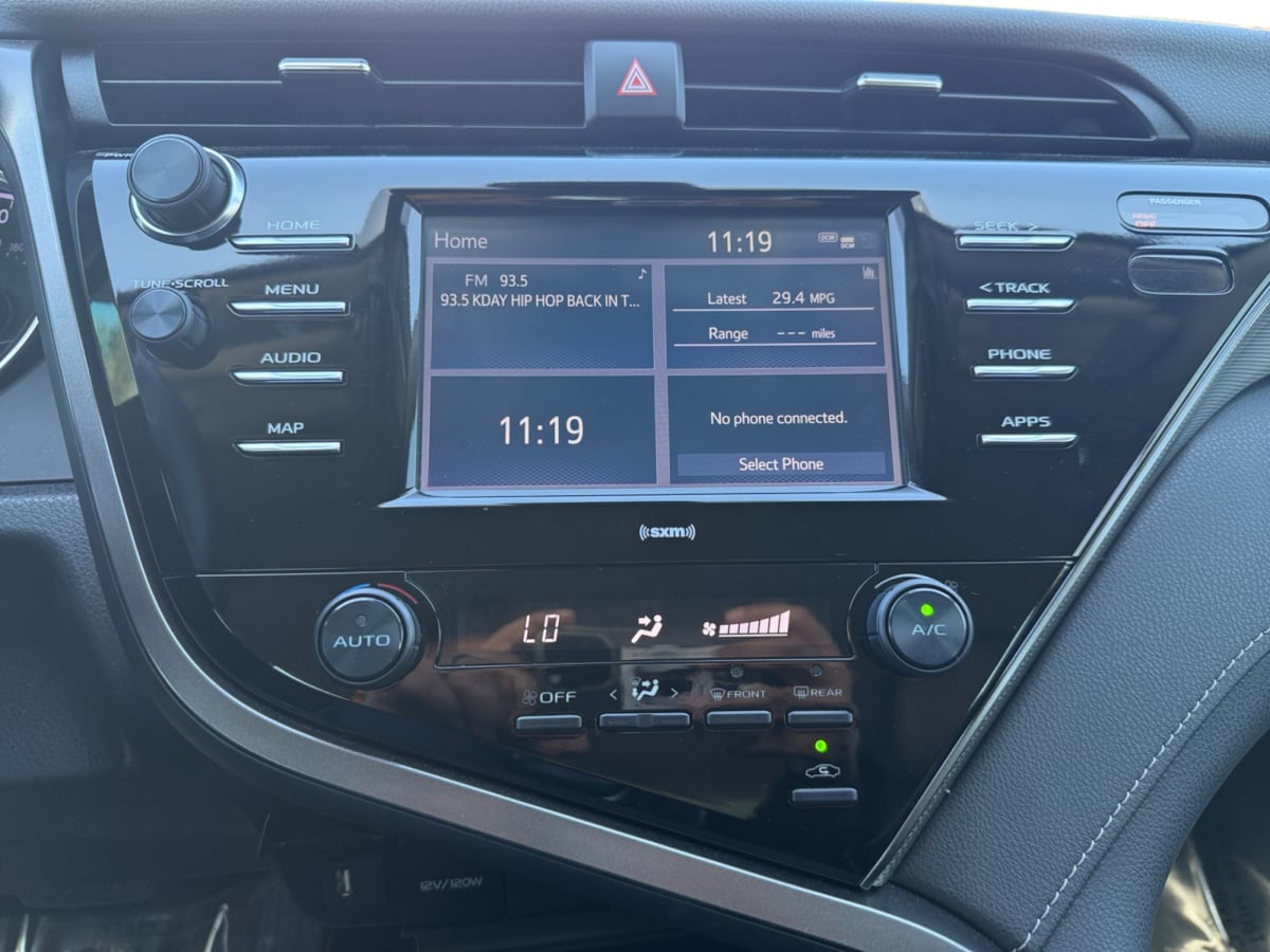2020 Toyota Camry SE photo 13