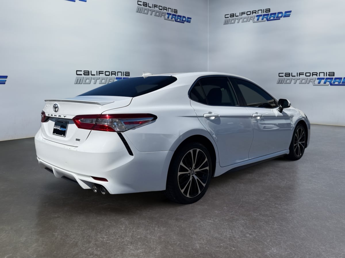 2020 Toyota Camry SE photo 5