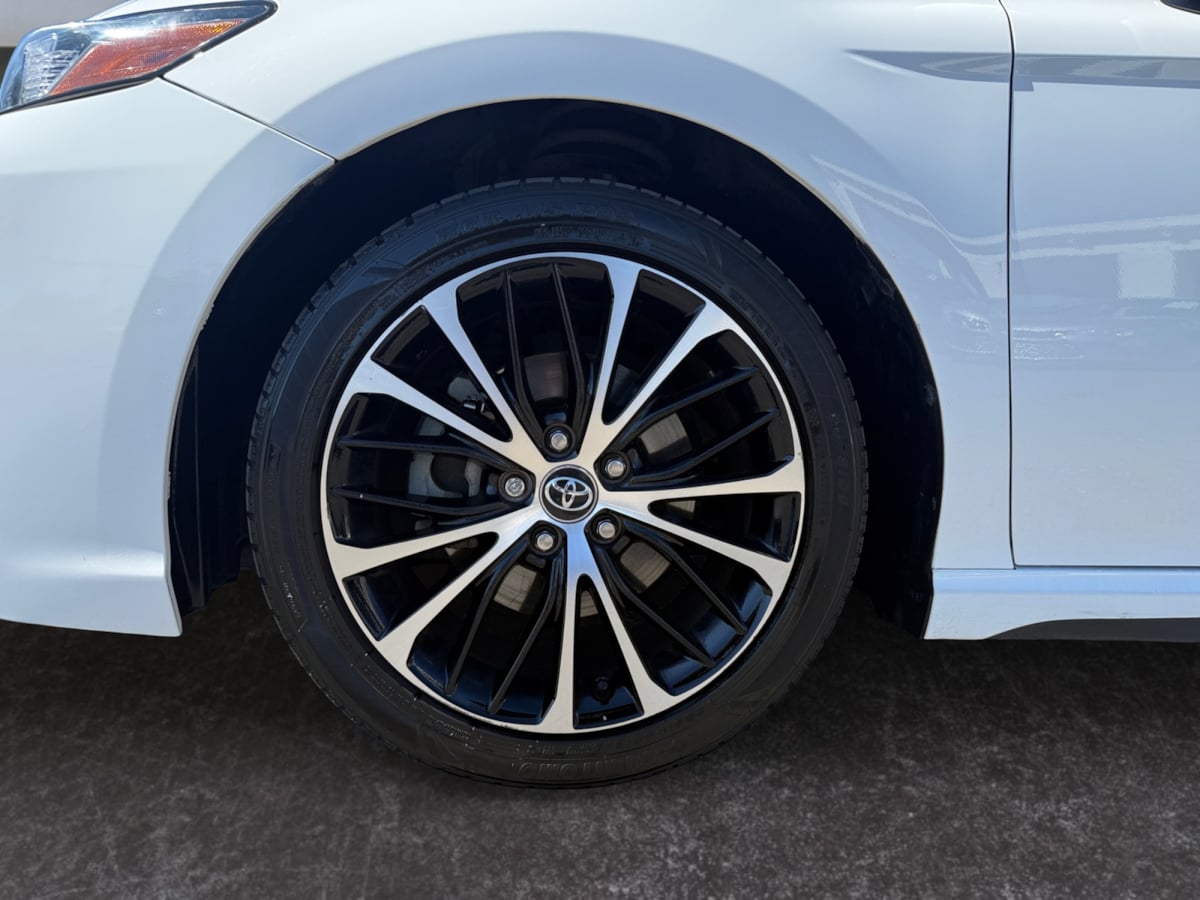 2020 Toyota Camry SE photo 10