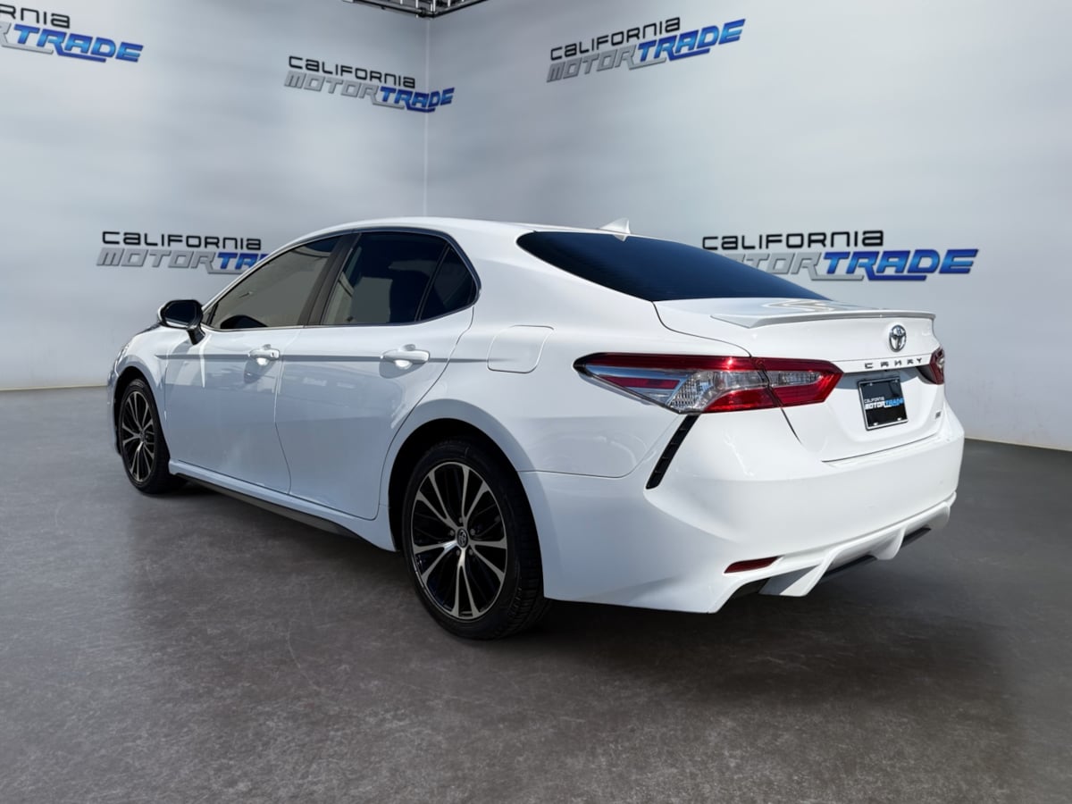 2020 Toyota Camry SE photo 7