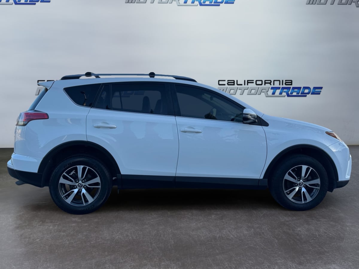 2017 Toyota RAV4 XLE photo 4