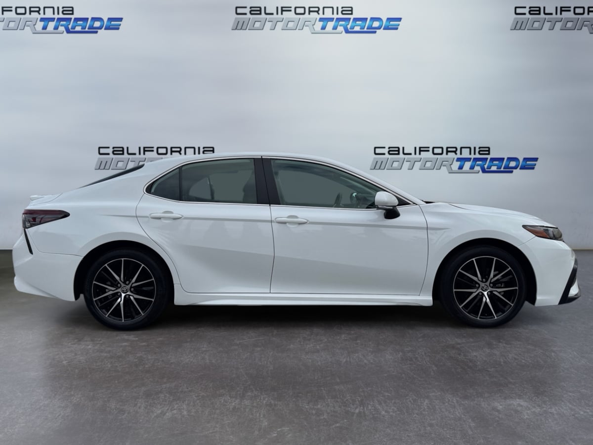 2024 Toyota Camry SE photo 4