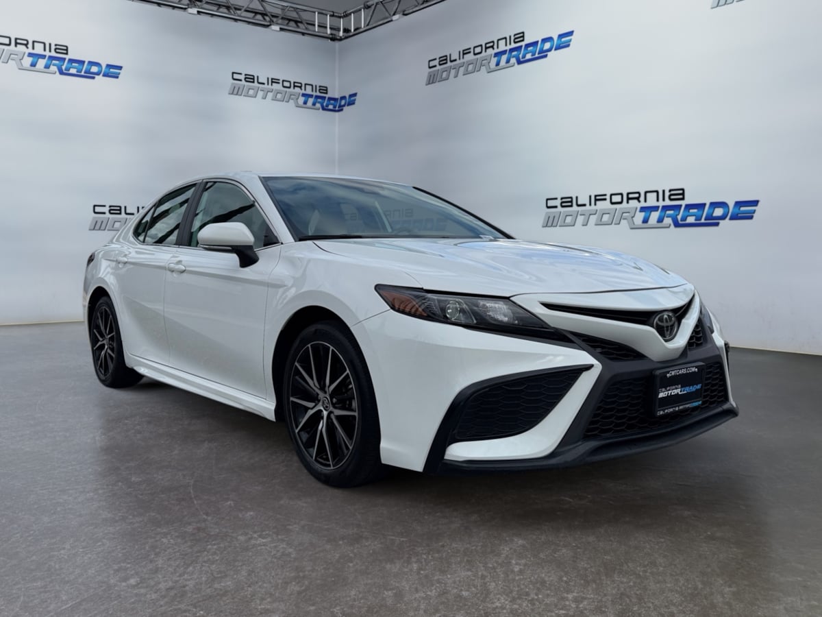 2024 Toyota Camry SE photo 3