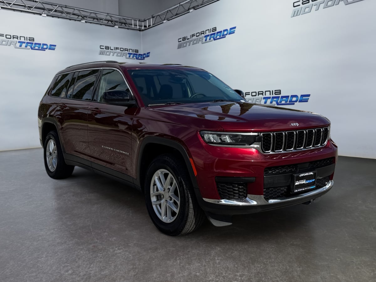 2023 Jeep Grand Cherokee Laredo Altitude photo 3