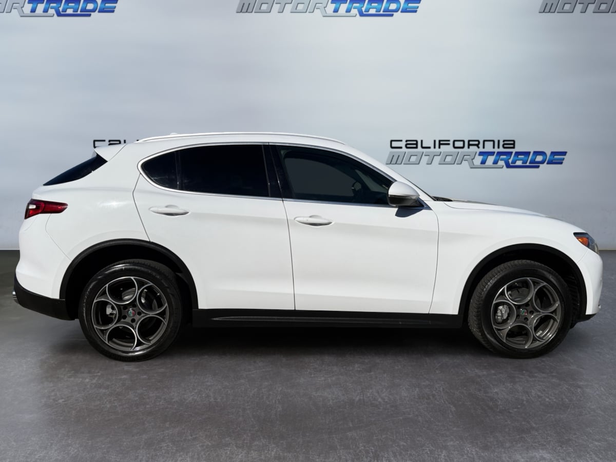 2019 Alfa Romeo Stelvio Base photo 4