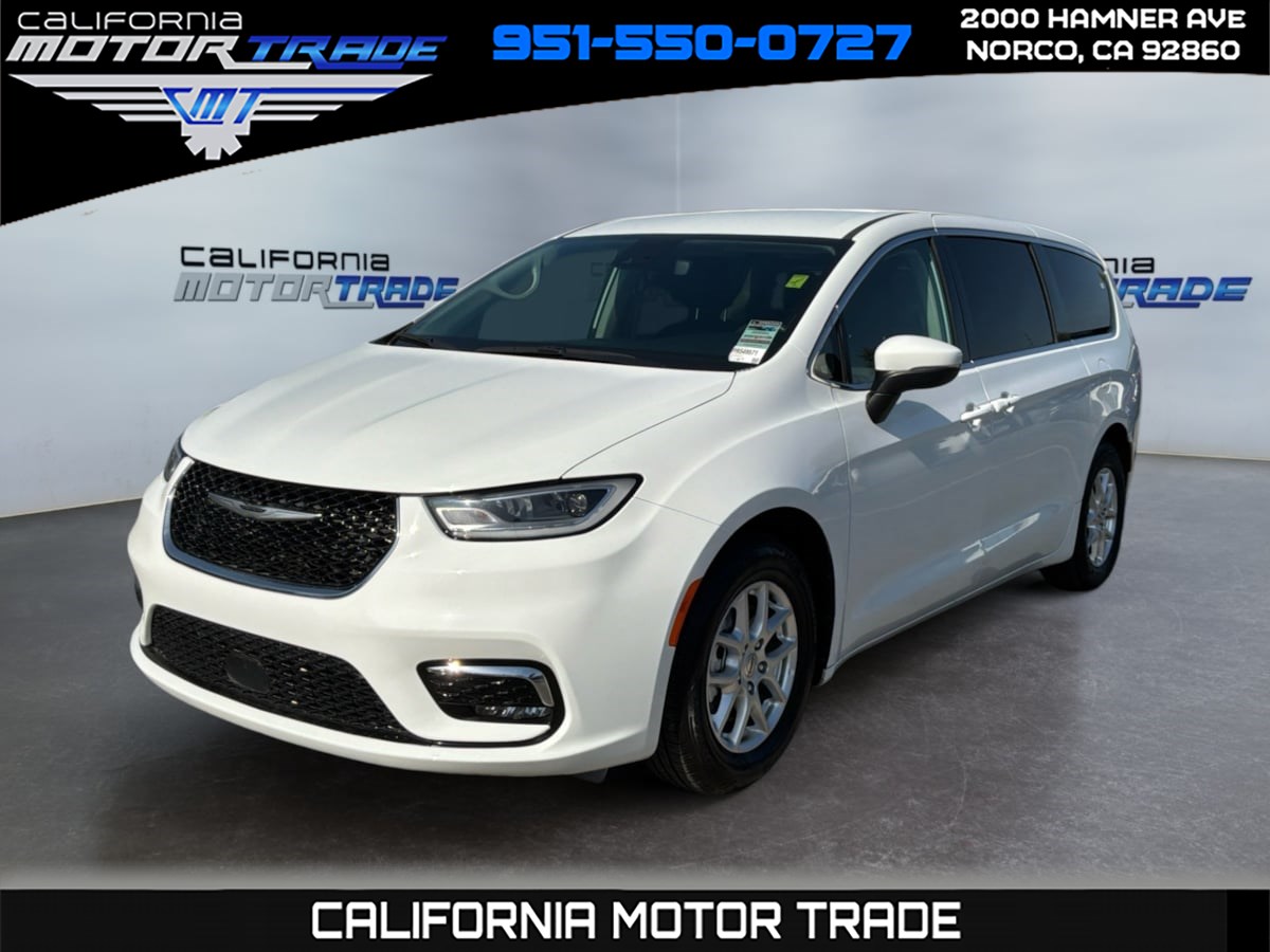2023 Chrysler Pacifica Touring L's photo