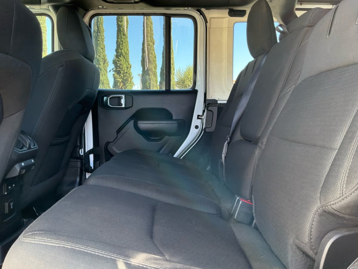 Jeep Wrangler photo 19