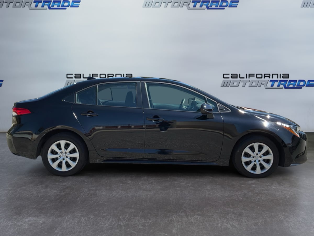 2025 Toyota Corolla LE - Photo 4