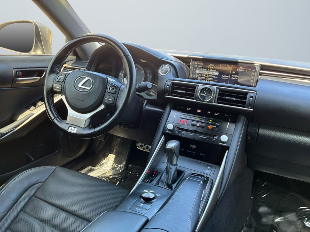 Lexus IS photo 14
