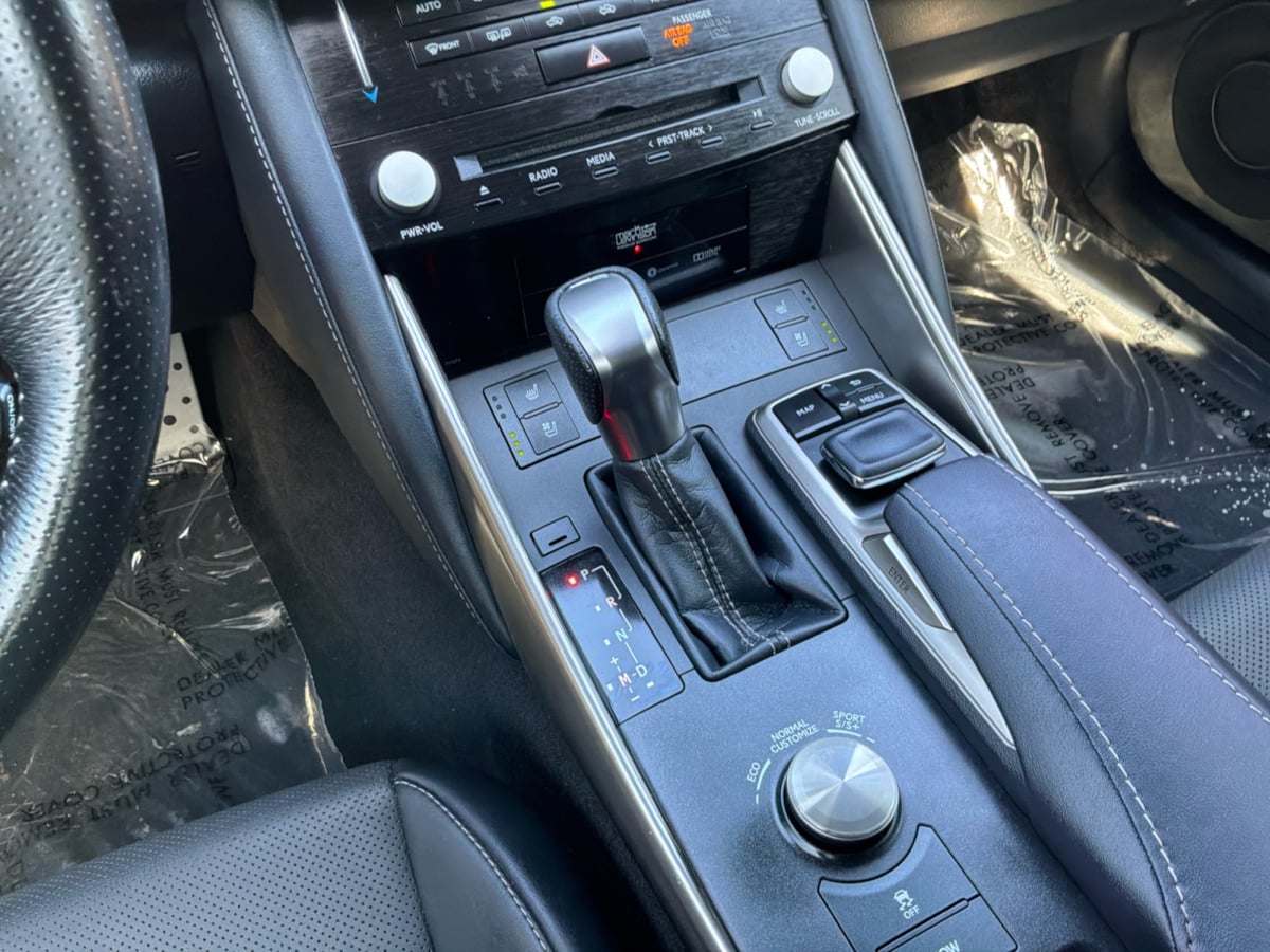 Lexus IS photo 17