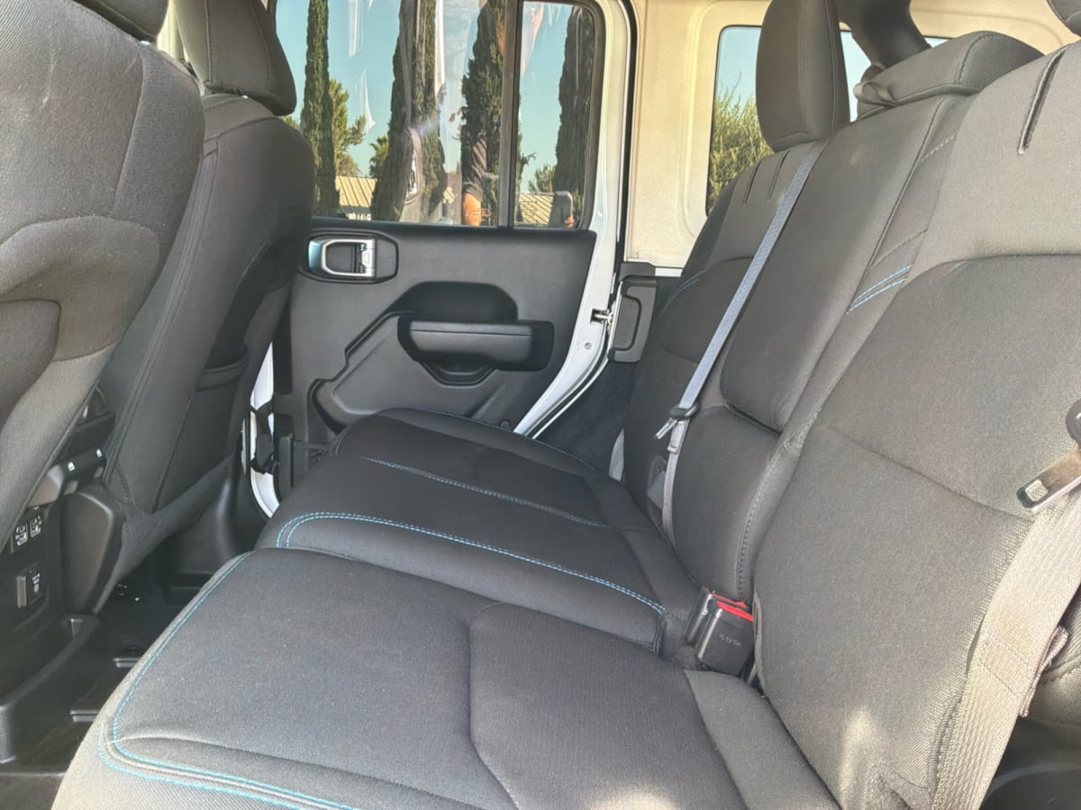 Jeep Wrangler photo 19