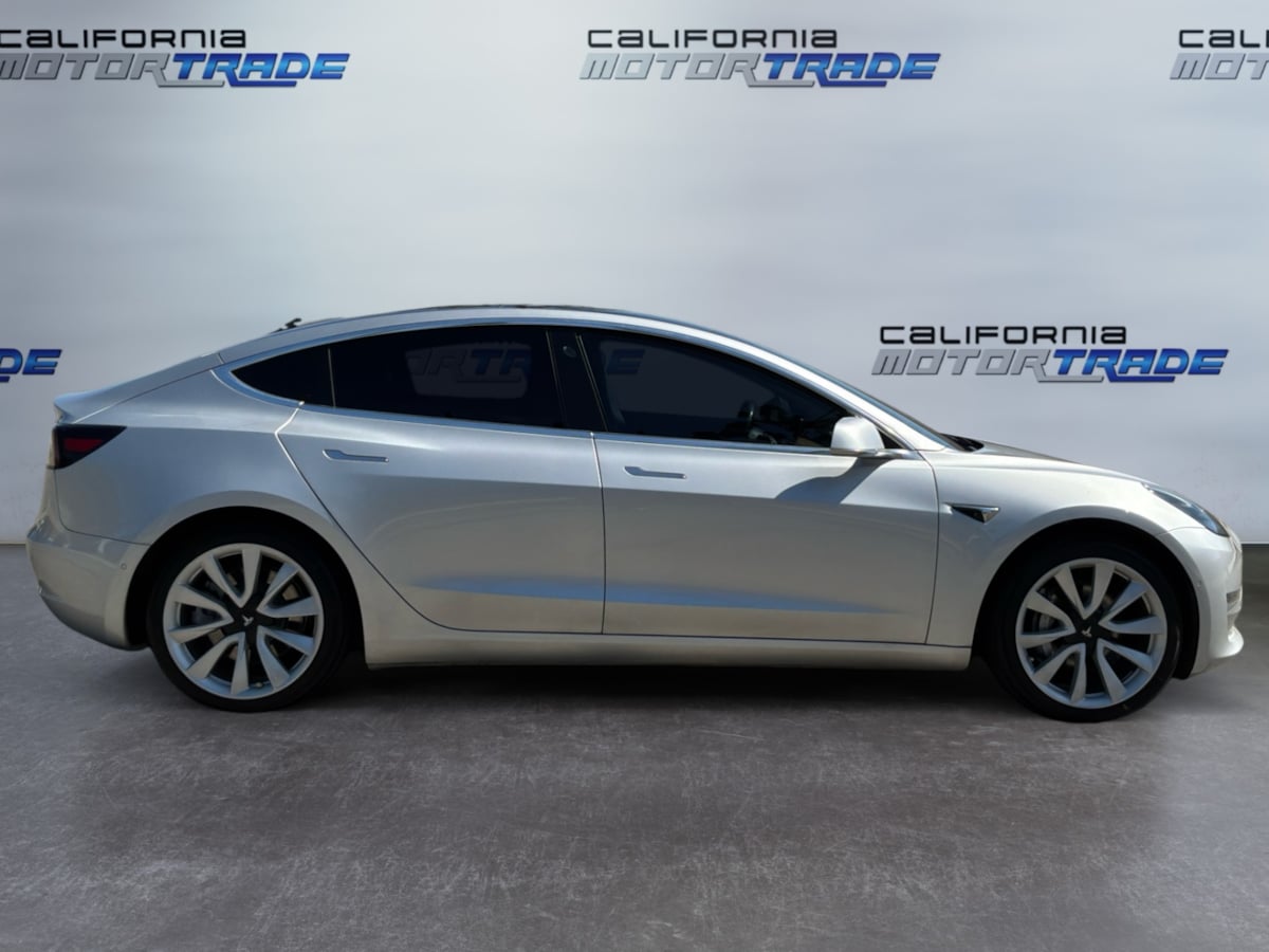 Tesla Model 3 photo 4