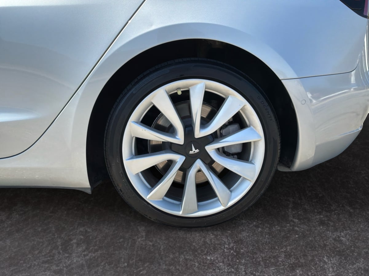 Tesla Model 3 photo 9