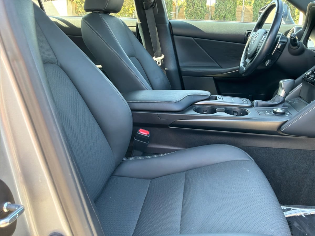Lexus IS photo 22