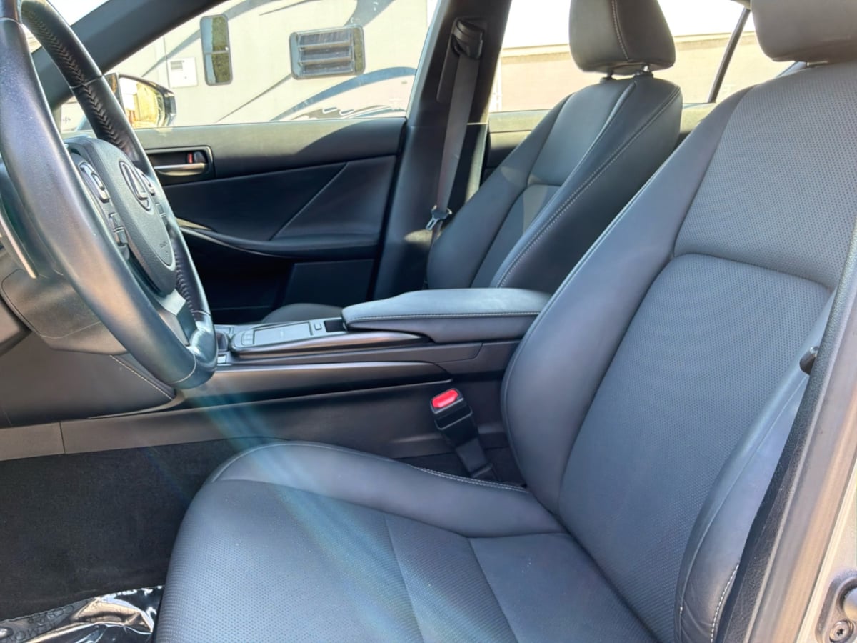 Lexus IS photo 19