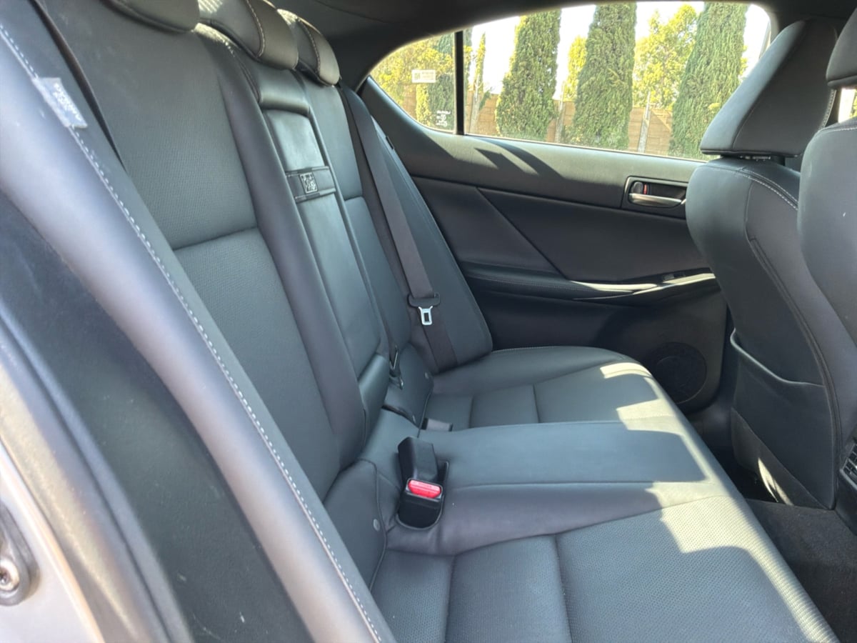 Lexus IS photo 21