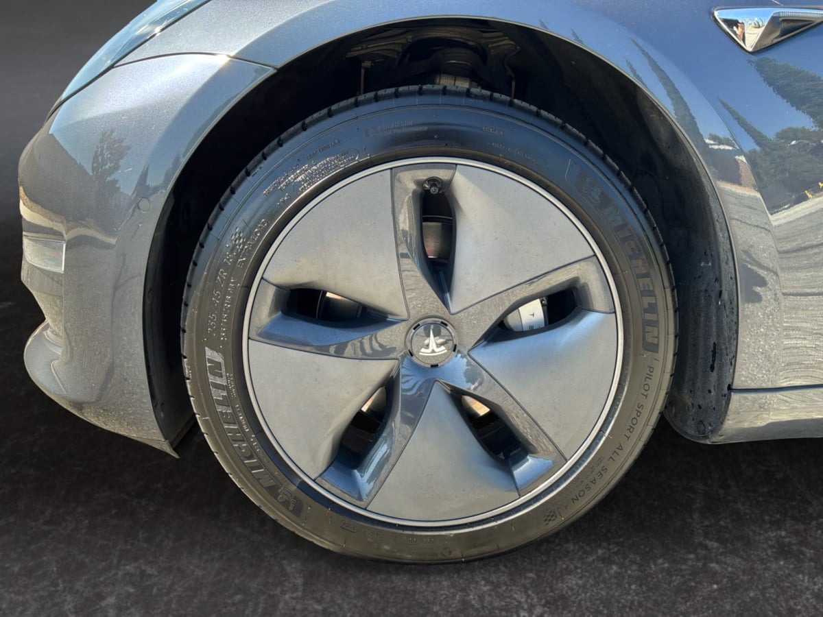 Tesla Model 3 photo 9