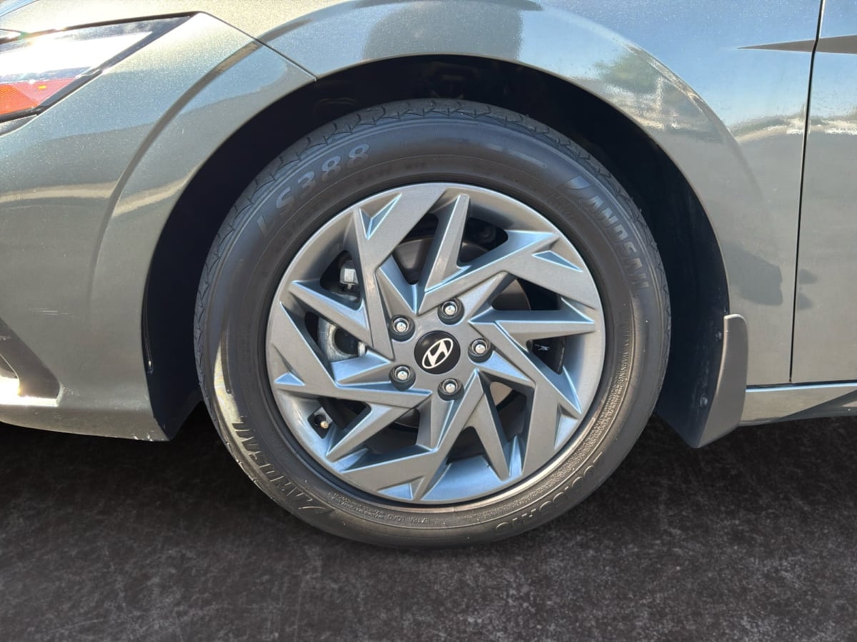 Hyundai Elantra photo 9