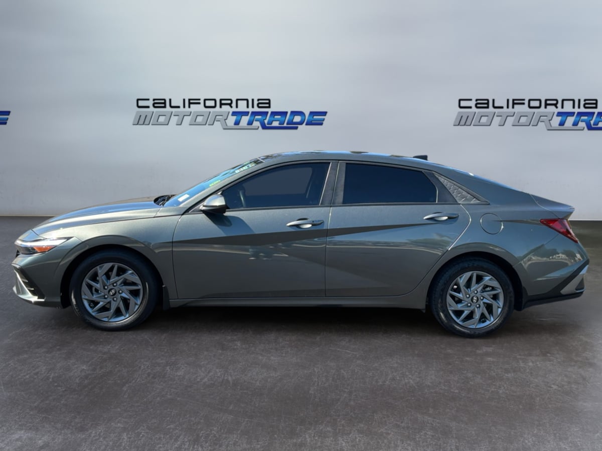 Hyundai Elantra photo 8