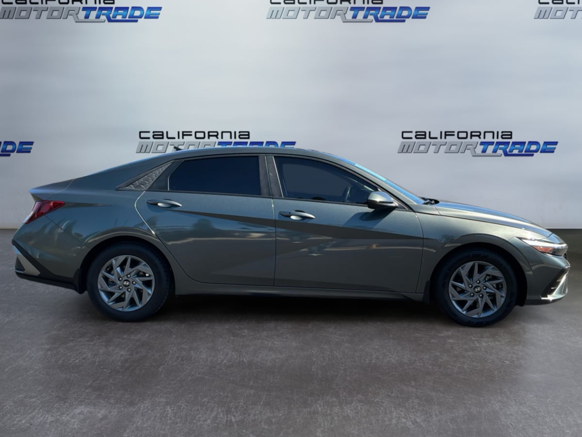 Hyundai Elantra photo 4