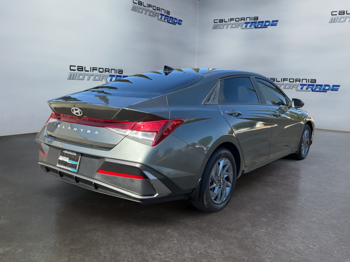 Hyundai Elantra photo 5