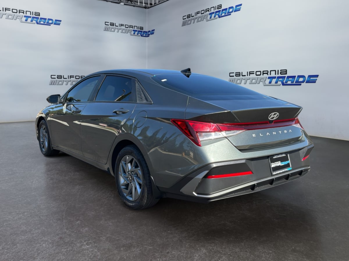Hyundai Elantra photo 7