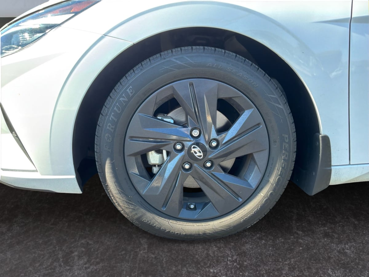 Hyundai Elantra photo 9