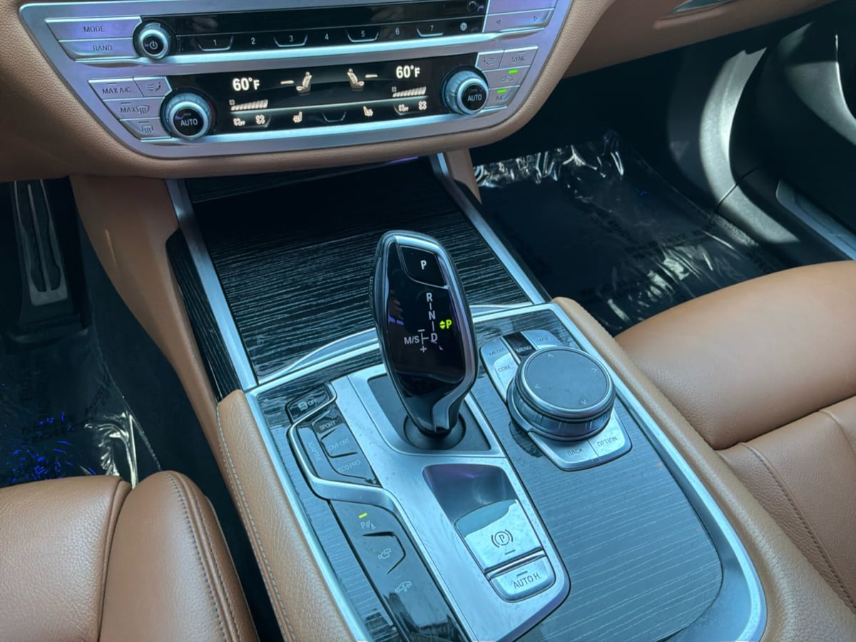 BMW 7 Series photo 16
