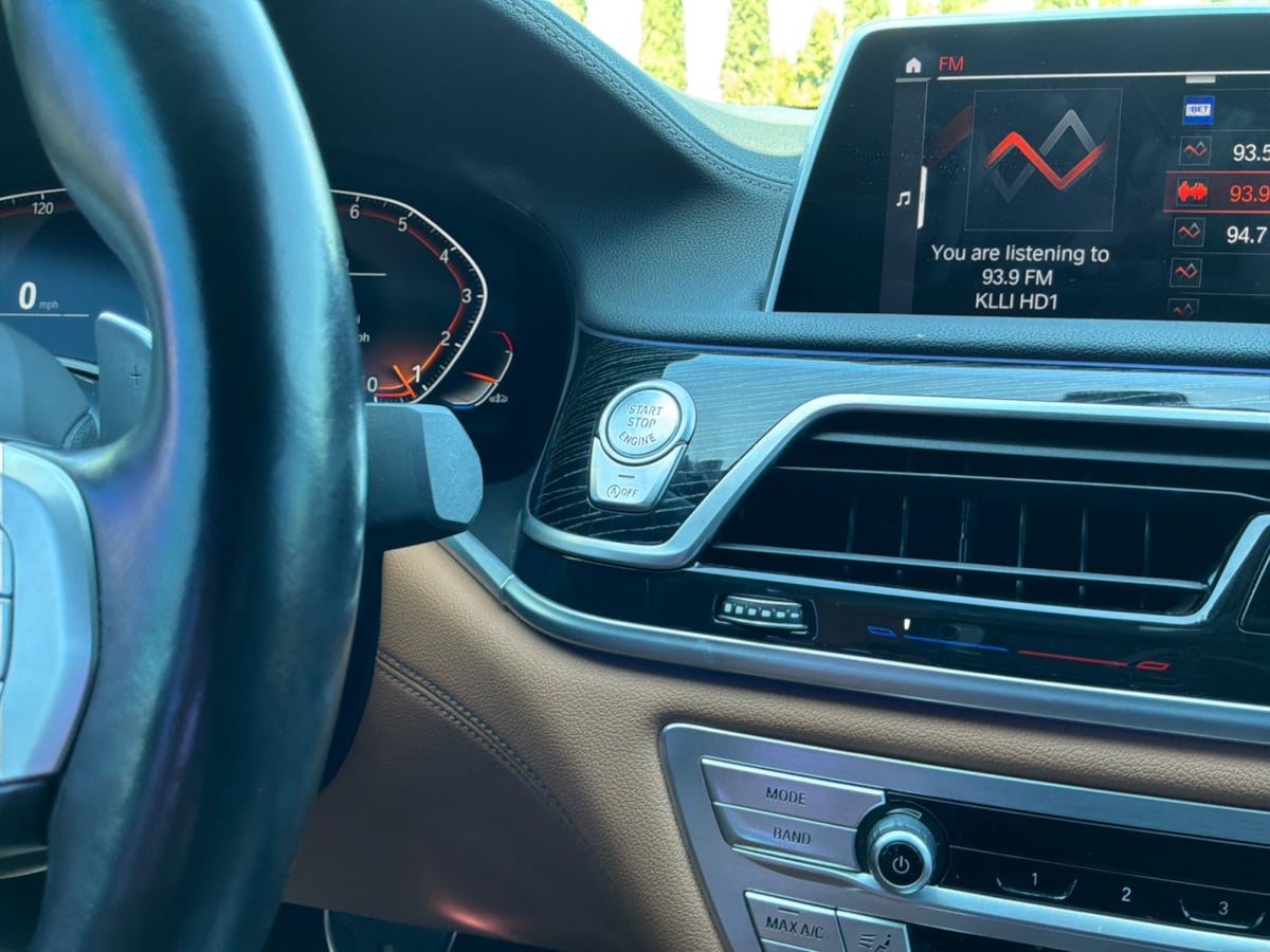 BMW 7 Series photo 17