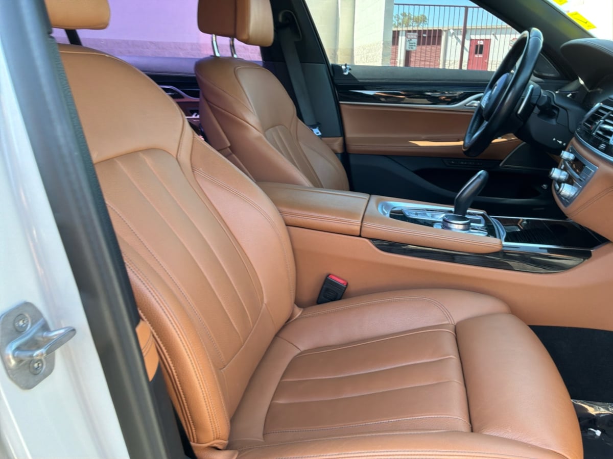 BMW 7 Series photo 21