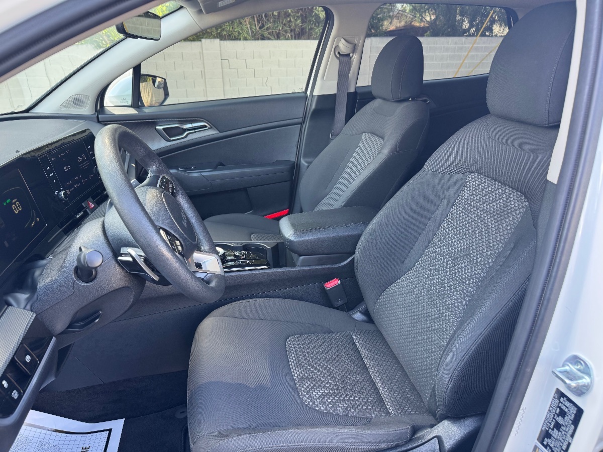 2023 Kia Sportage Hybrid LX photo 12