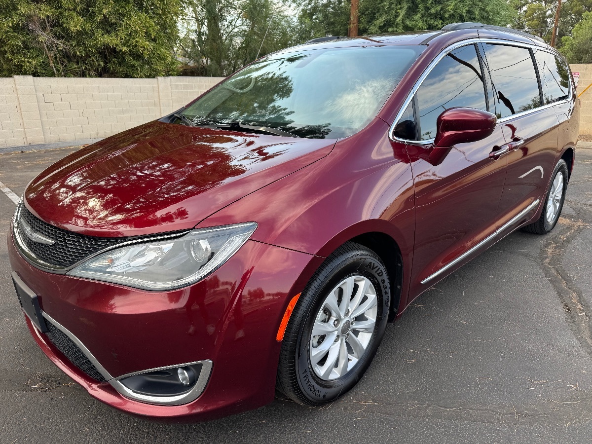 2017 Chrysler Pacifica Touring L photo 2