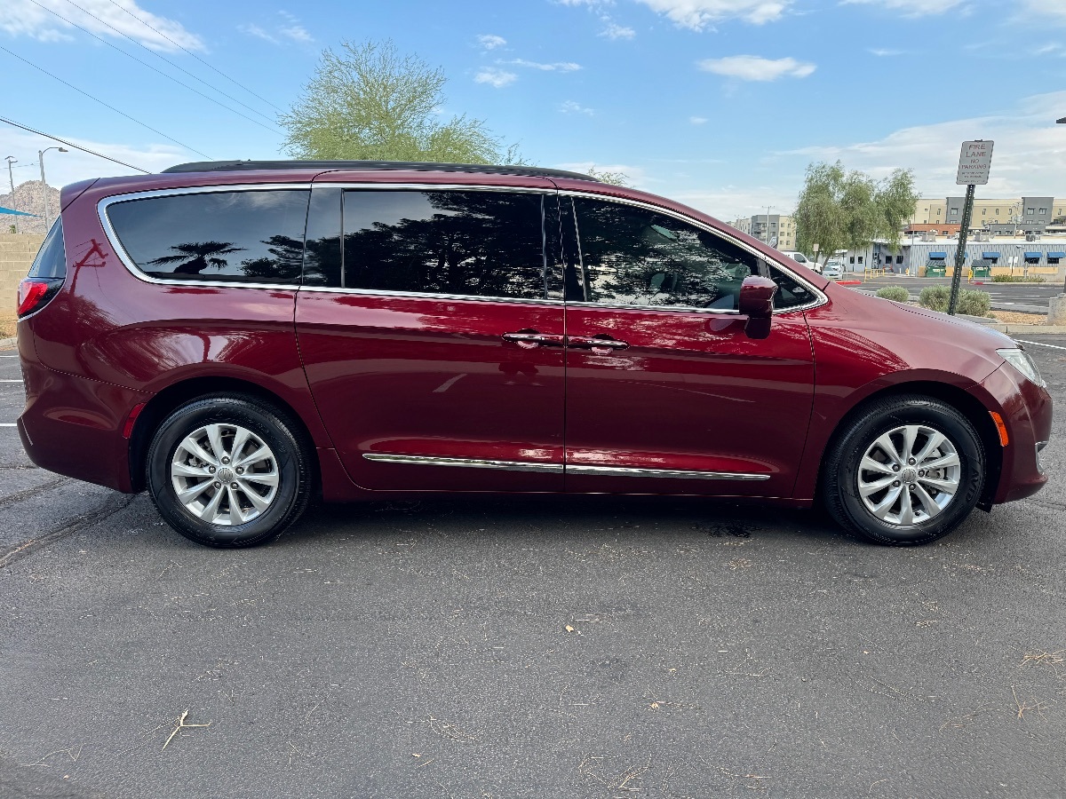 2017 Chrysler Pacifica Touring L photo 6