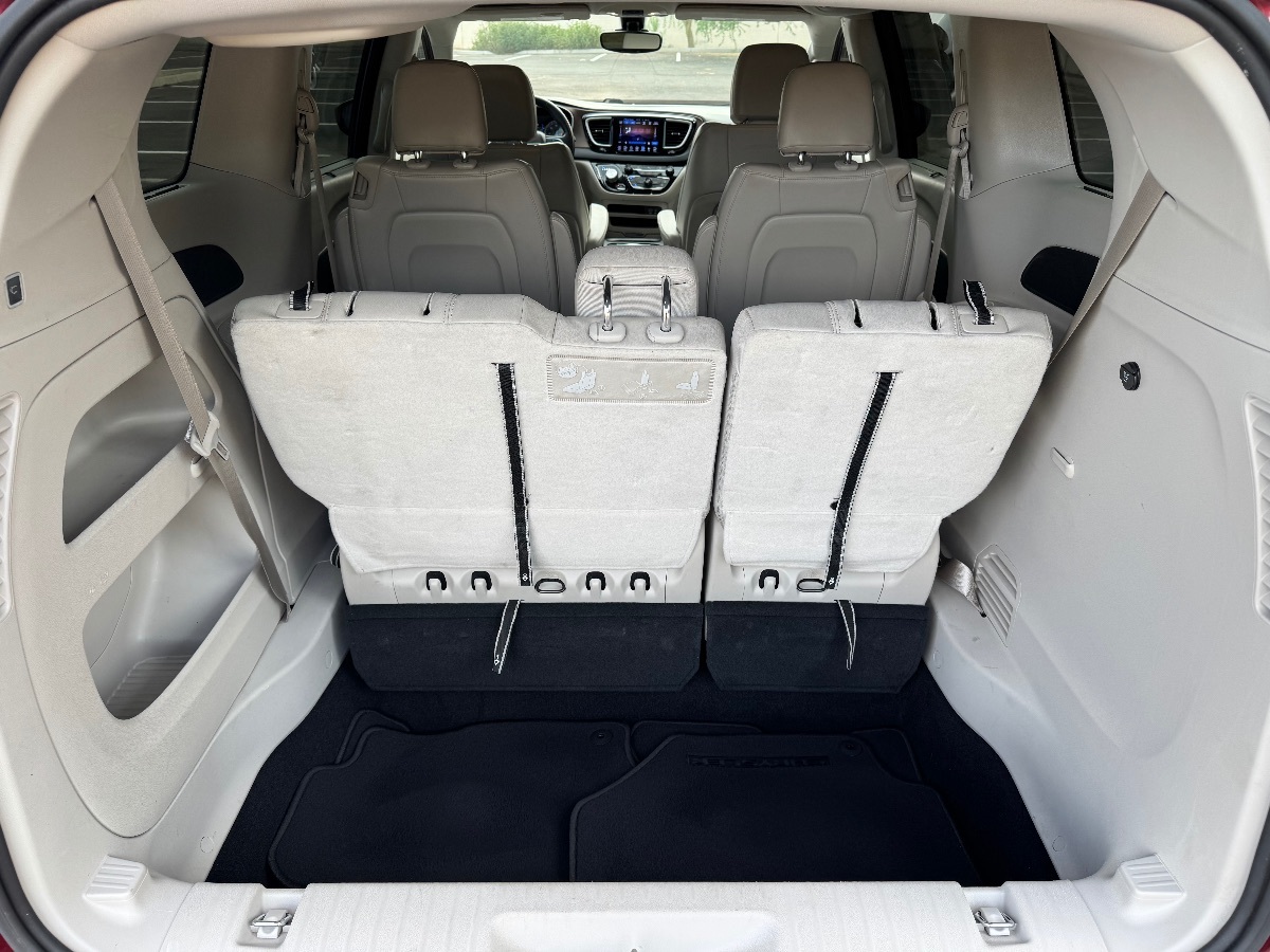 2017 Chrysler Pacifica Touring L photo 9