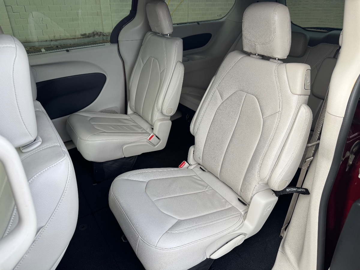 2017 Chrysler Pacifica Touring L photo 10